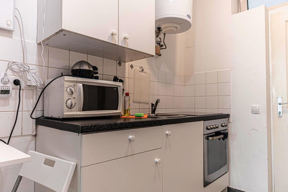 Coffee/tea facilities, Kitchen or kitchenette, stove, toaster