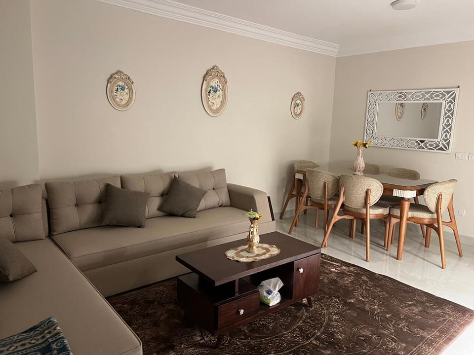 شقه فندقيه راقيه بكمبوند ريتش هاوس Apartment in Cairo Governorate