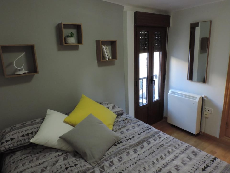 Photo of the whole room, Bedroom