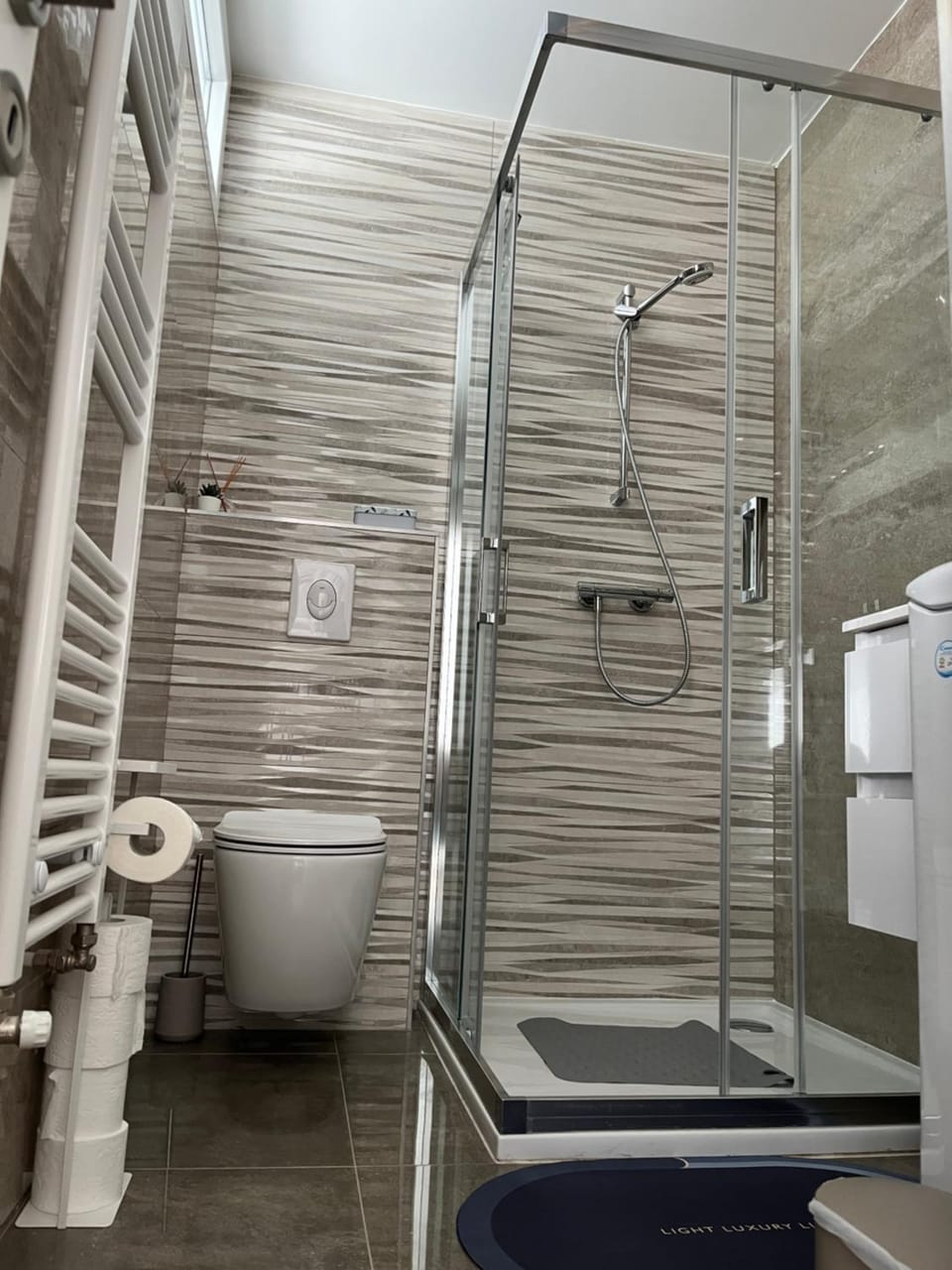 Shower, Toilet, Bathroom, towels