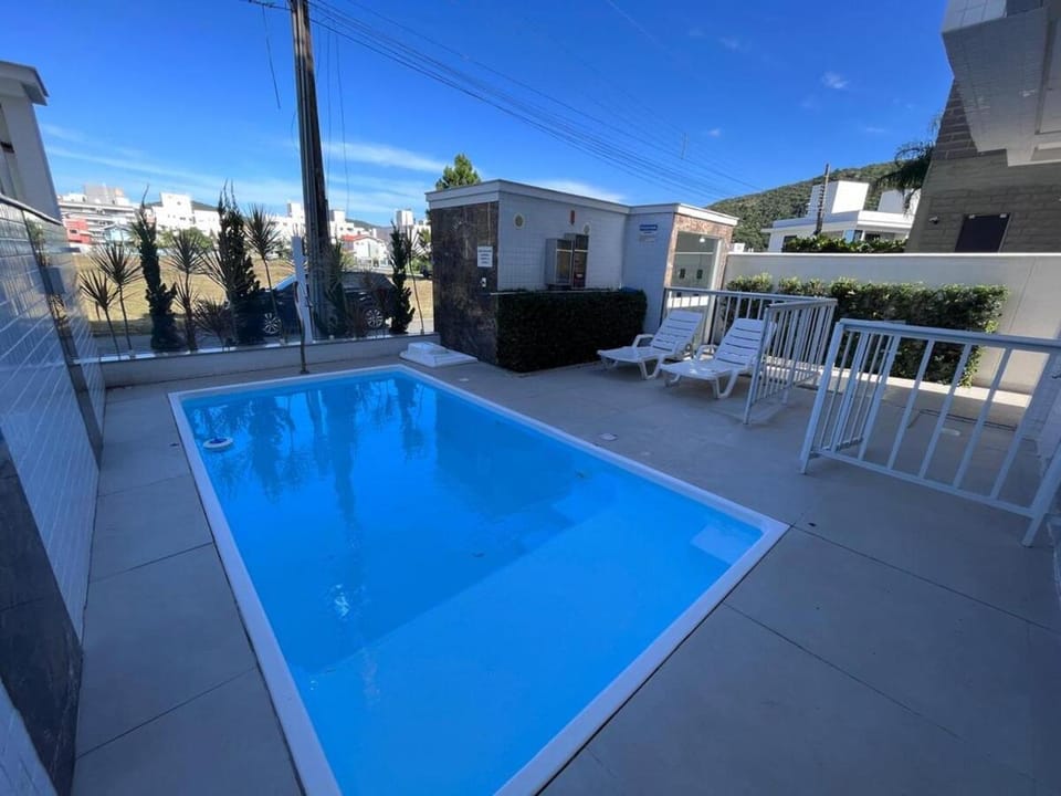 Apartamento com piscina a 400 mts da praia Apartment in Florianopolis