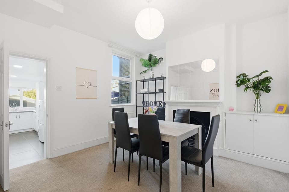 Kitchen or kitchenette, Seating area, Dining area