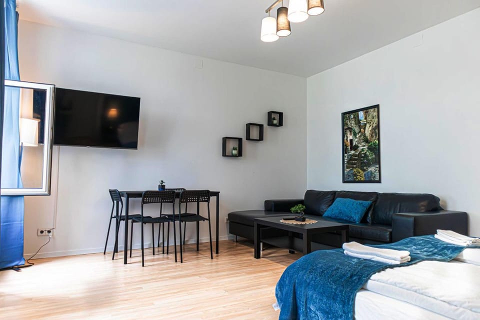 Bed, TV and multimedia, Seating area, Bedroom