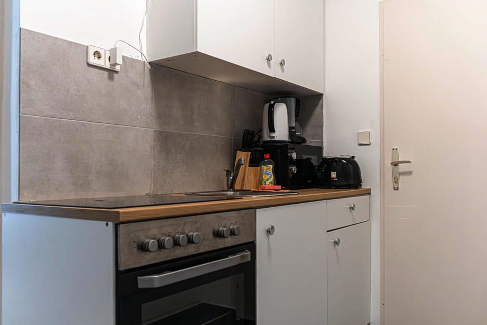 Coffee/tea facilities, Kitchen or kitchenette, stove