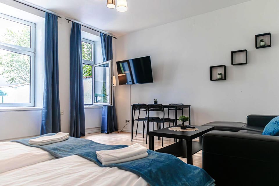 Bed, TV and multimedia, Seating area, Bedroom