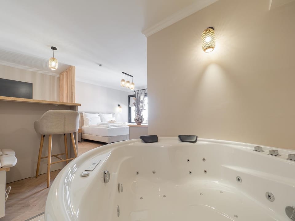 Bed, Hot Tub, Photo of the whole room, Bedroom