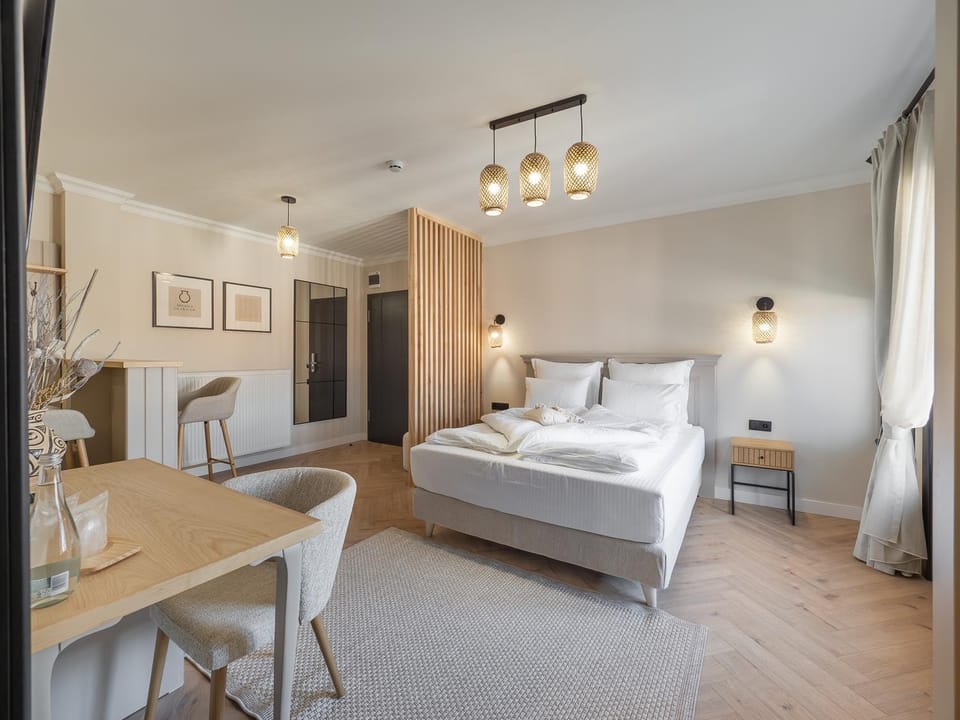 Bed, Photo of the whole room, Seating area