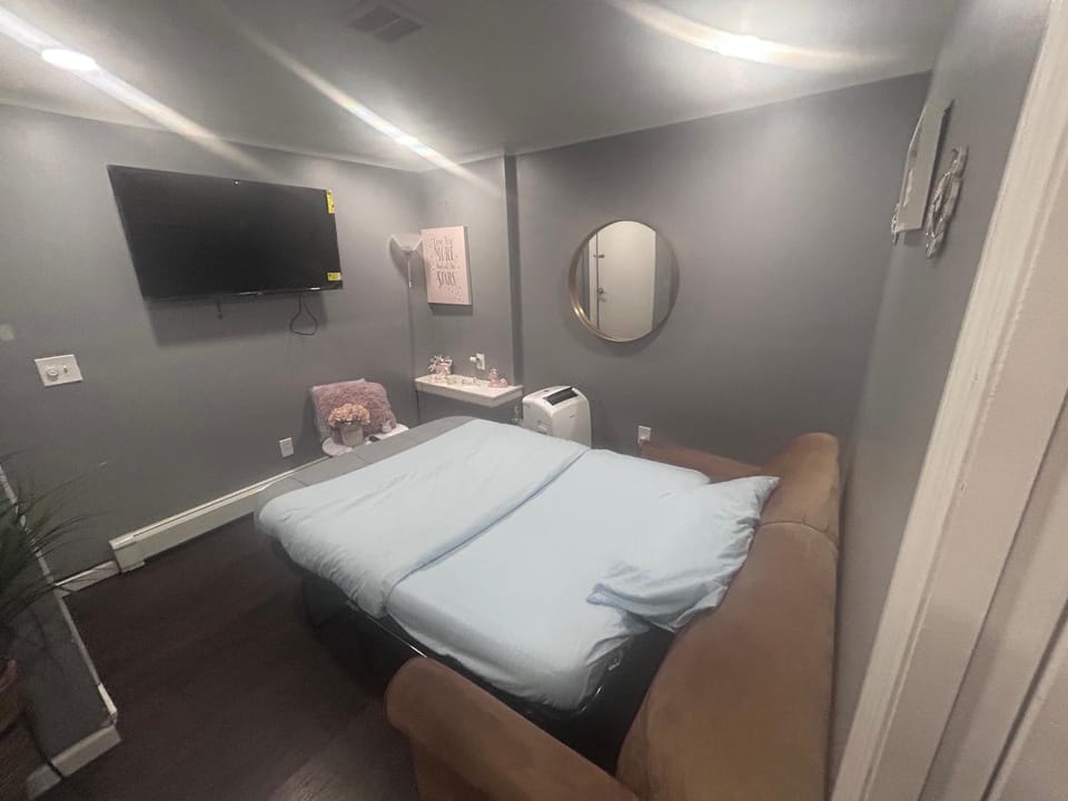 My lil doll house Apartment in Elizabeth