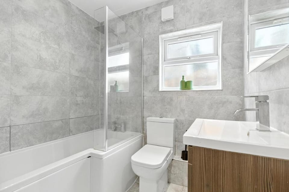The blue gate Apartment in Croydon