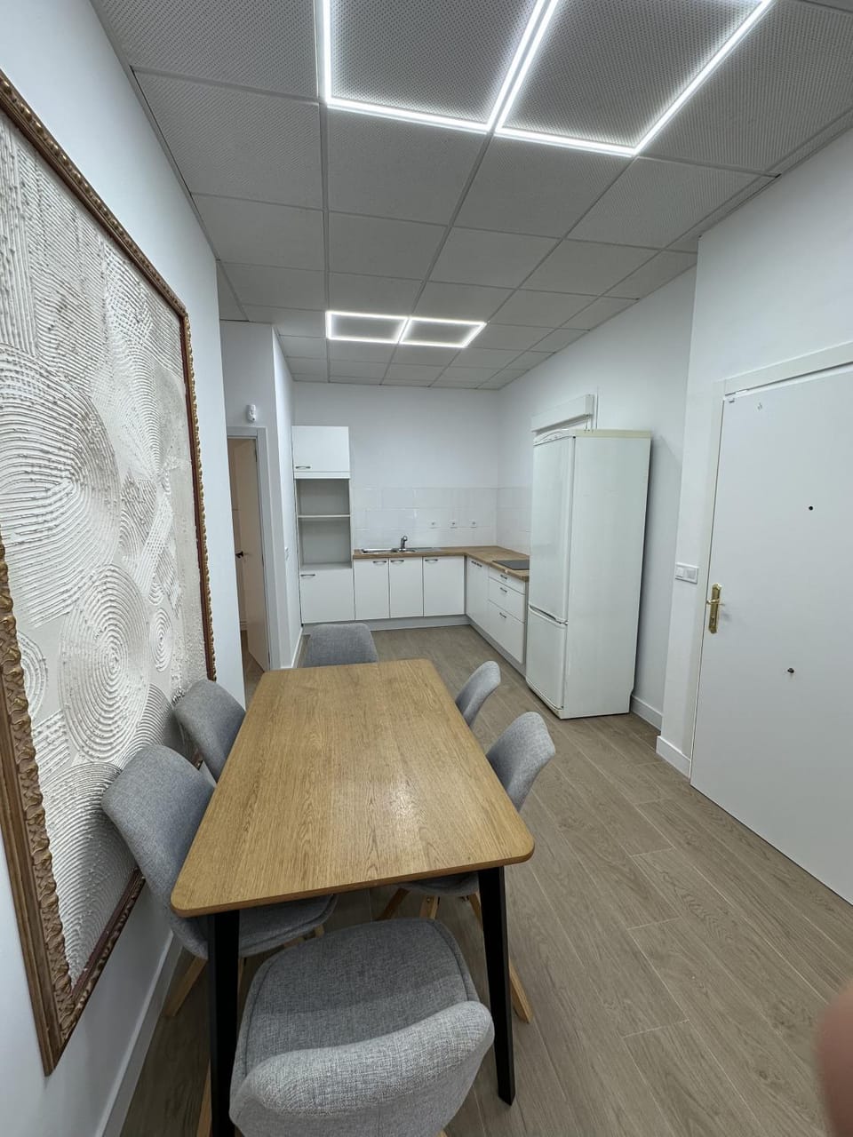 Kitchen or kitchenette, Dining area