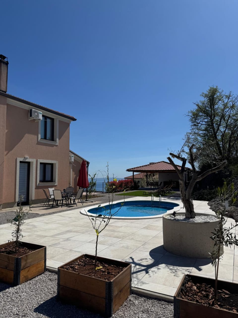 Property building, Day, Pool view, Swimming pool, sunbed
