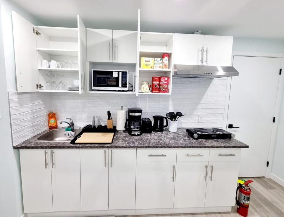 Coffee/tea facilities, Kitchen or kitchenette, stove, toaster