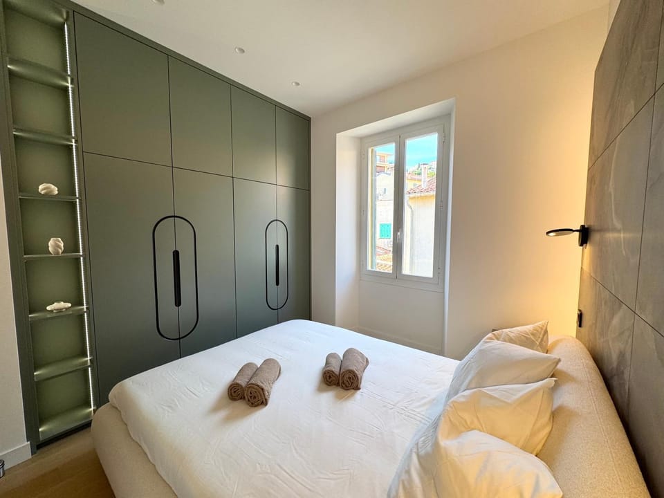 Bed, Photo of the whole room, Bedroom, towels, wardrobe