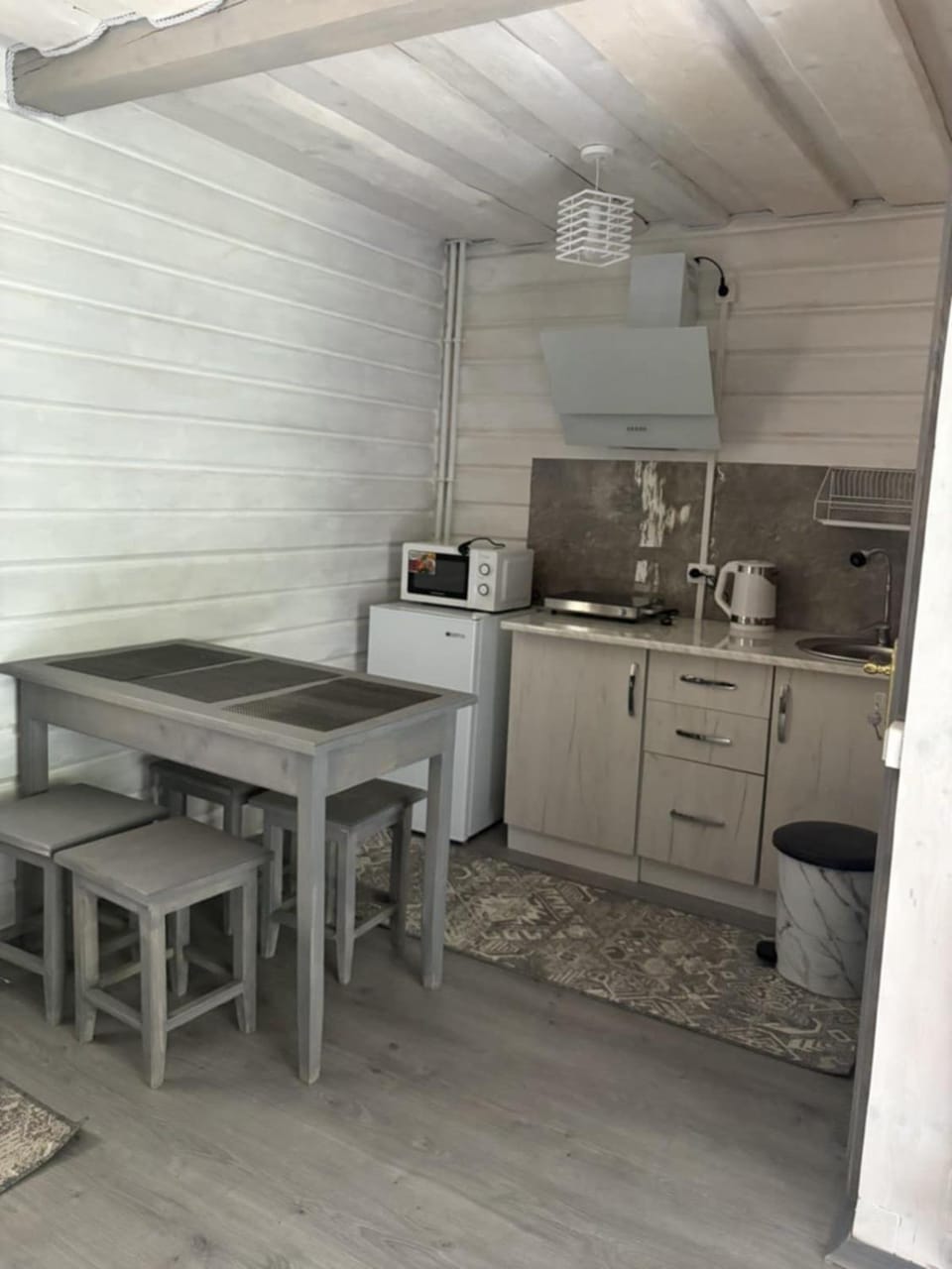 Coffee/tea facilities, Kitchen or kitchenette, Dining area, stove