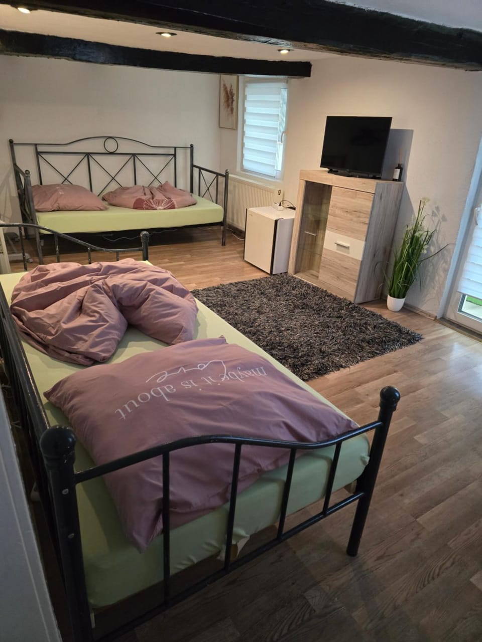 Bed, TV and multimedia, Bedroom