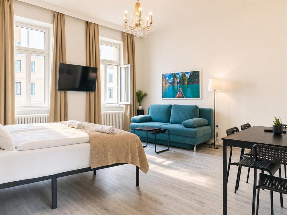 Property building, Bed, TV and multimedia, Seating area, Bedroom