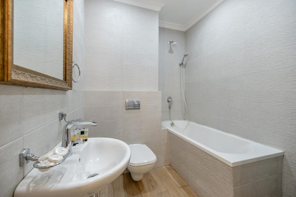 Shower, Toilet