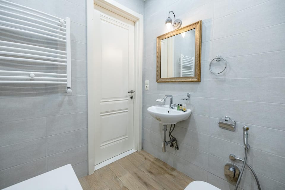 Toilet, towels