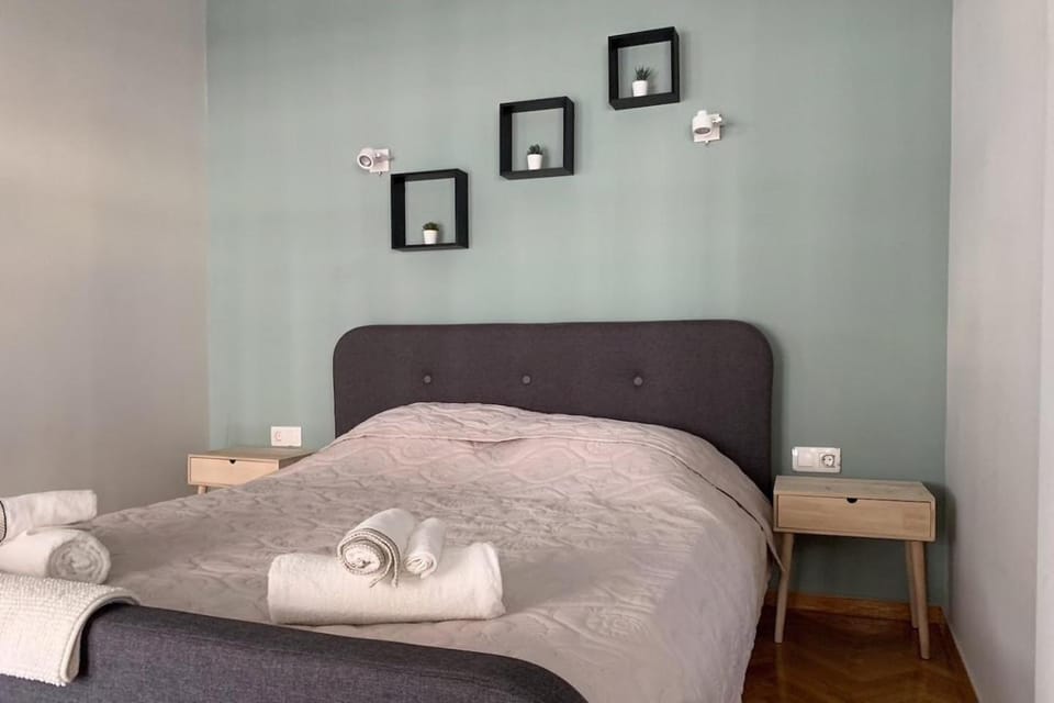 Bed, Bedroom, towels