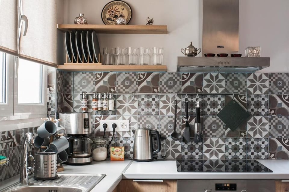 Coffee/tea facilities, Kitchen or kitchenette, stove, kitchen