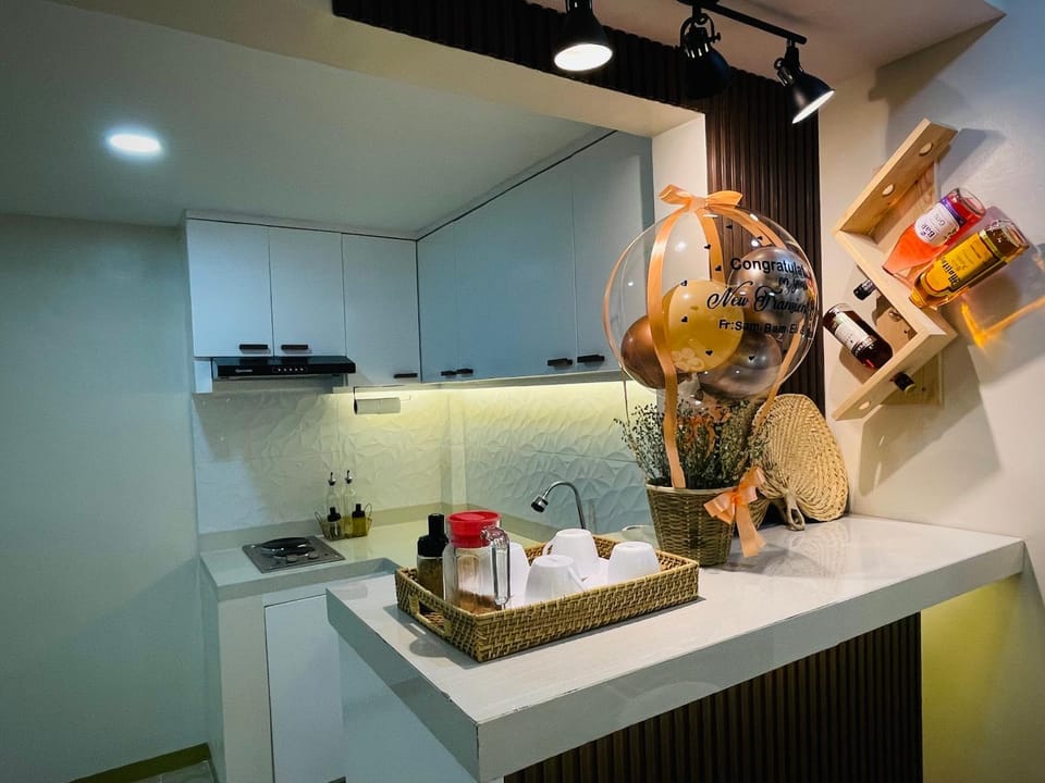 Kitchen or kitchenette, minibar