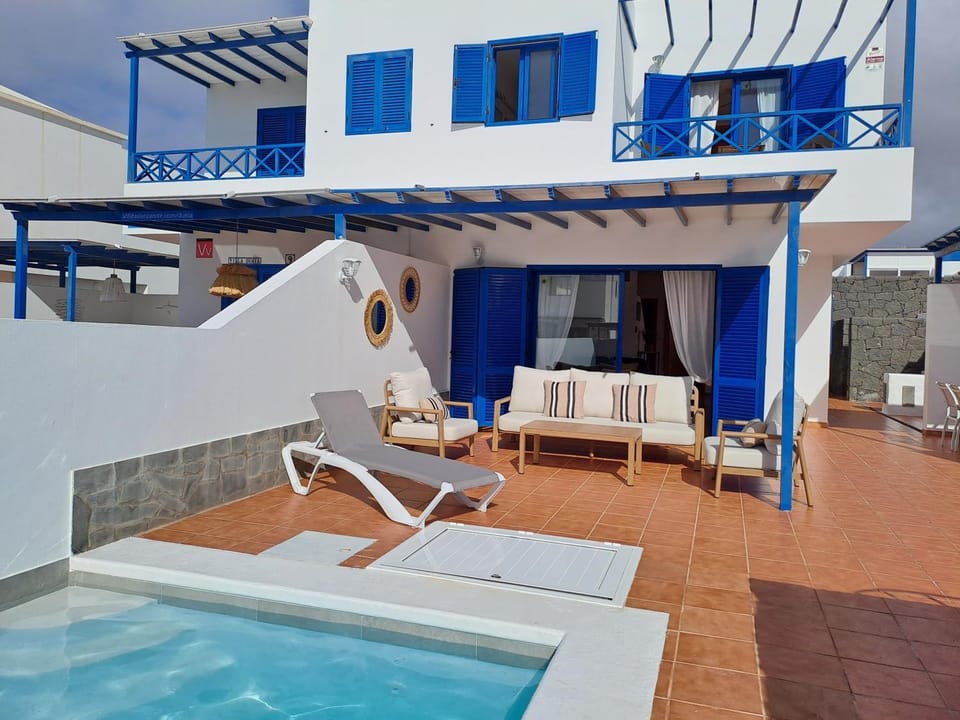 Balcony/Terrace, Pool view, Swimming pool, sunbed