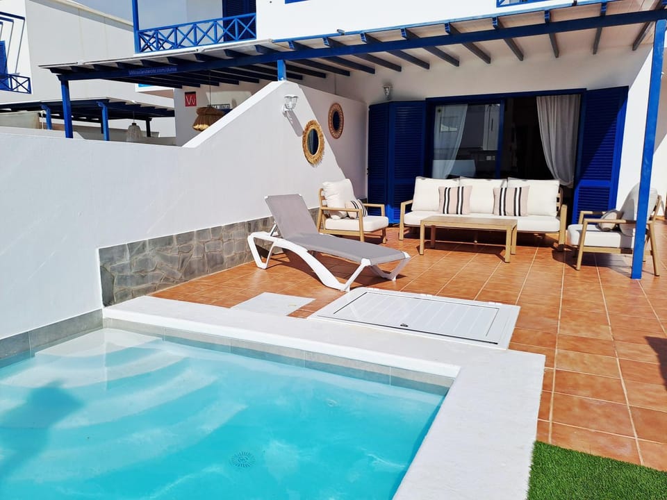 Patio, Pool view, Swimming pool, sunbed