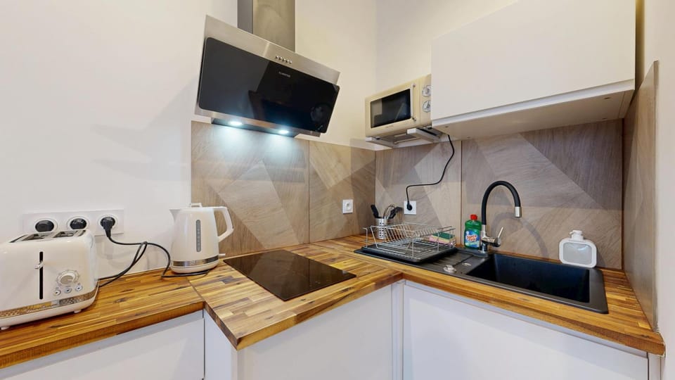 Coffee/tea facilities, Kitchen or kitchenette, stove, toaster