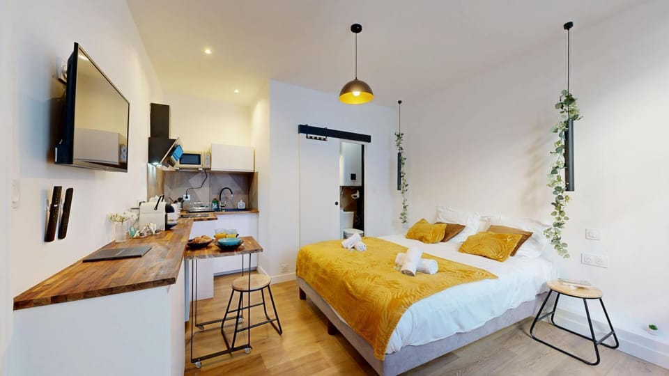 Bed, TV and multimedia, Photo of the whole room, Seating area, Bedroom, towels