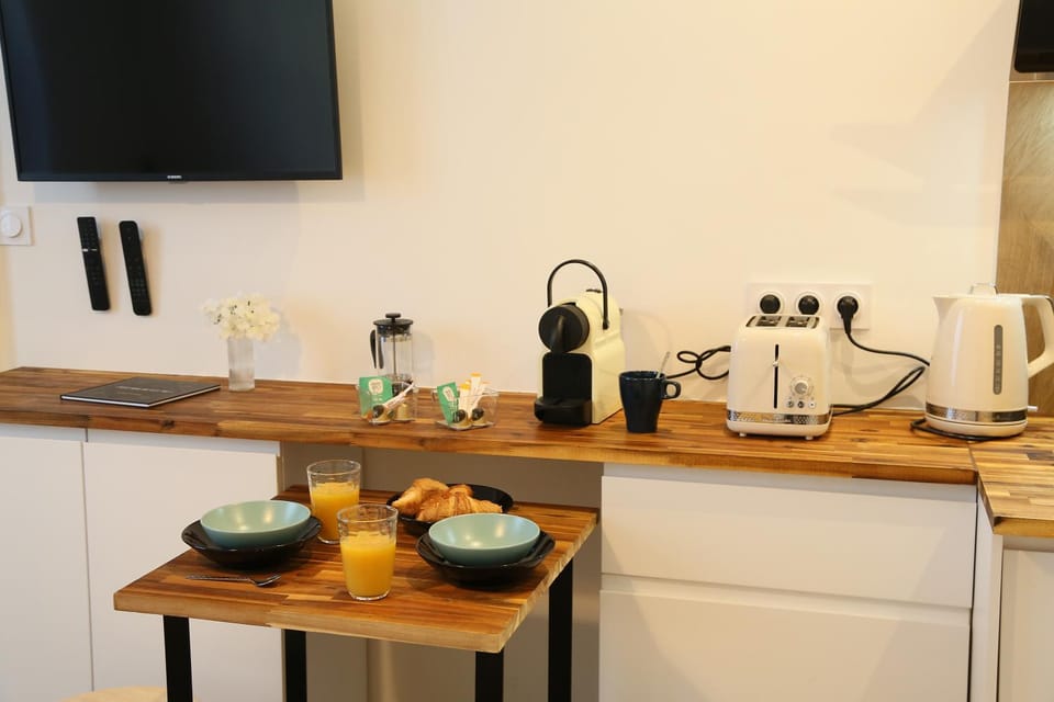 Kitchen or kitchenette, Dining area, toaster