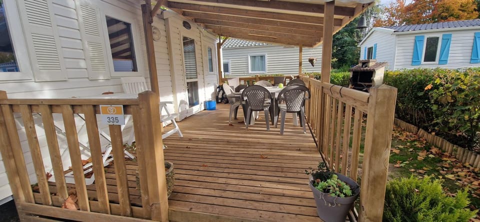 Property building, Patio, Balcony/Terrace