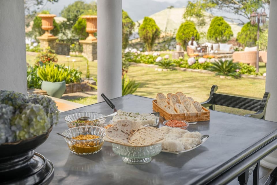 Patio, Restaurant/places to eat, Day, Garden, Food and drinks, Dining area, Food, Garden view, Drinks