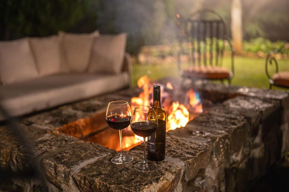 Restaurant/places to eat, Natural landscape, BBQ facilities, fireplace
