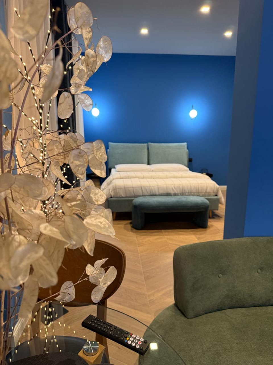 Bed, Living room, Photo of the whole room, Decorative detail, Seating area, Dining area, Bedroom, furniture