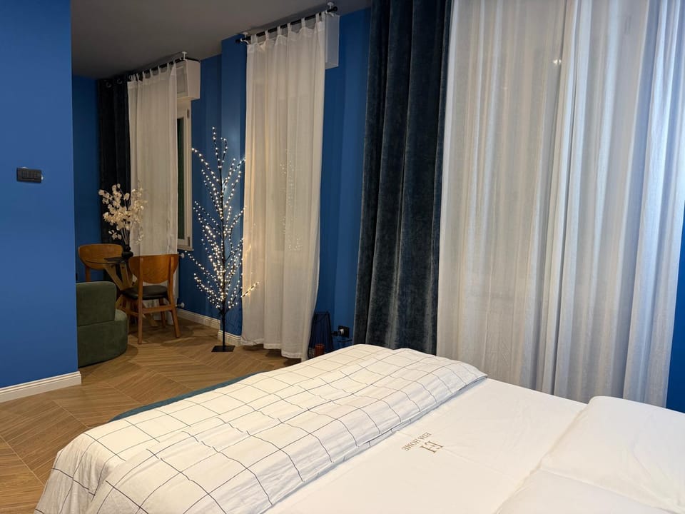 Bed, Living room, Photo of the whole room, Decorative detail