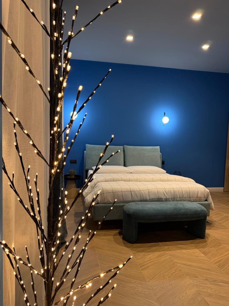 Bed, Photo of the whole room, Decorative detail, Bedroom, furniture, wardrobe