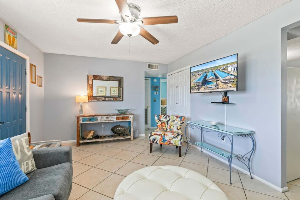 2 Condos 1 Great Location Walk to Beach House in Gulf Shores