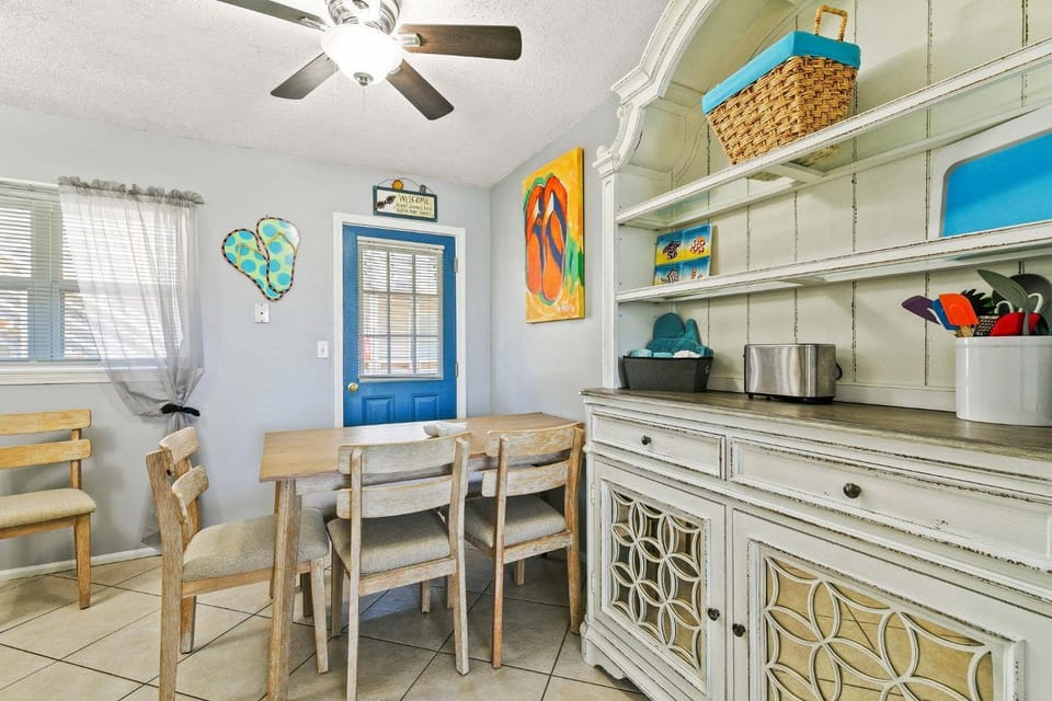 2 Condos 1 Great Location Walk to Beach House in Gulf Shores