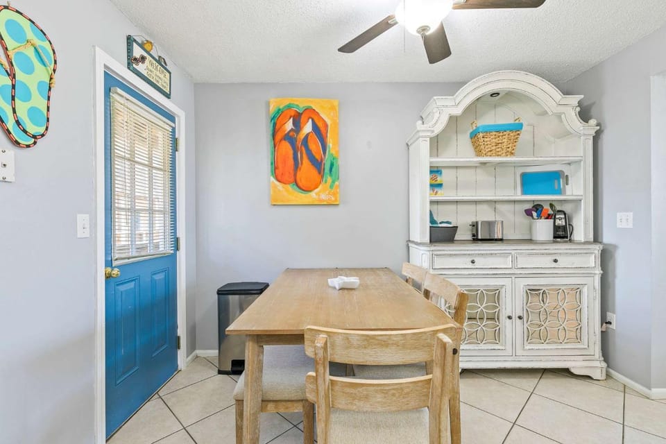2 Condos 1 Great Location Walk to Beach House in Gulf Shores