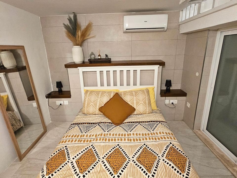 Bed, Photo of the whole room, Bedroom, air conditioner