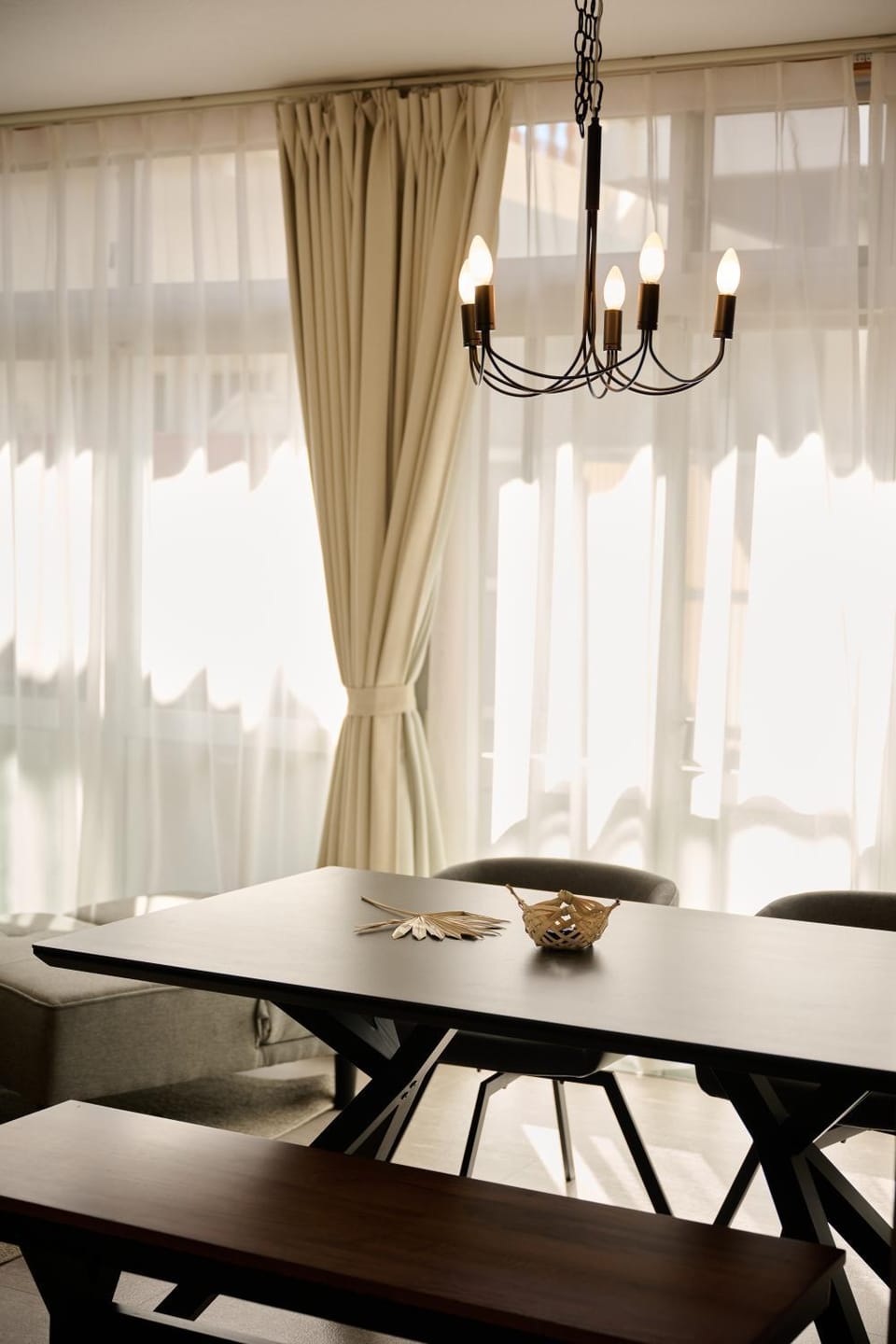 Dining area, air conditioner, air conditioner
