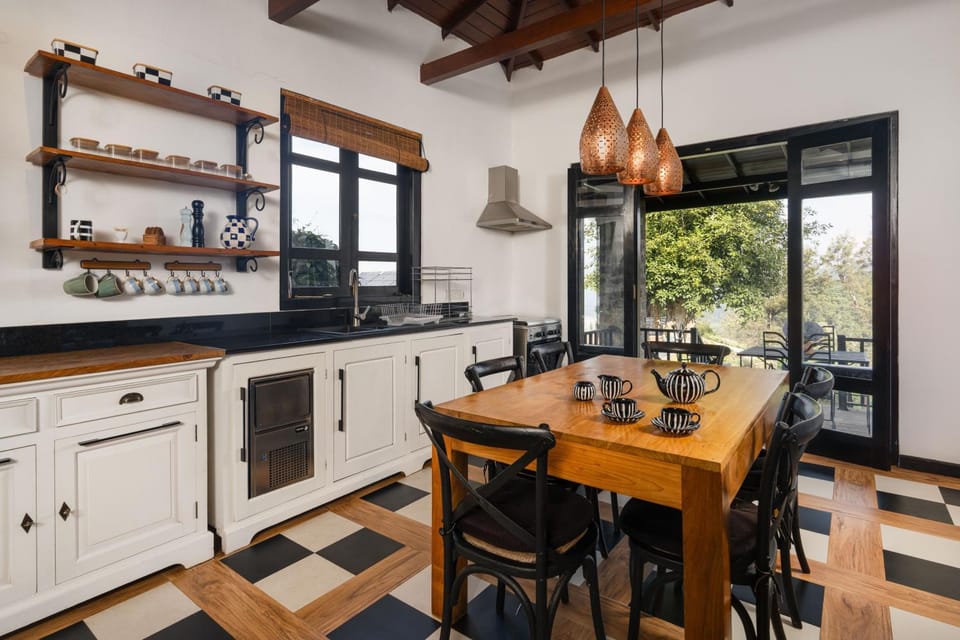 Restaurant/places to eat, Kitchen or kitchenette, Food and drinks, Dining area, kitchen