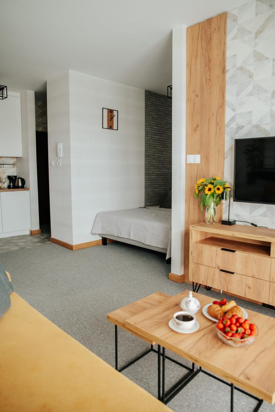 Bed, TV and multimedia, Kitchen or kitchenette, Living room, Food and drinks, Photo of the whole room, Seating area, Dining area, Bedroom, Food, minibar