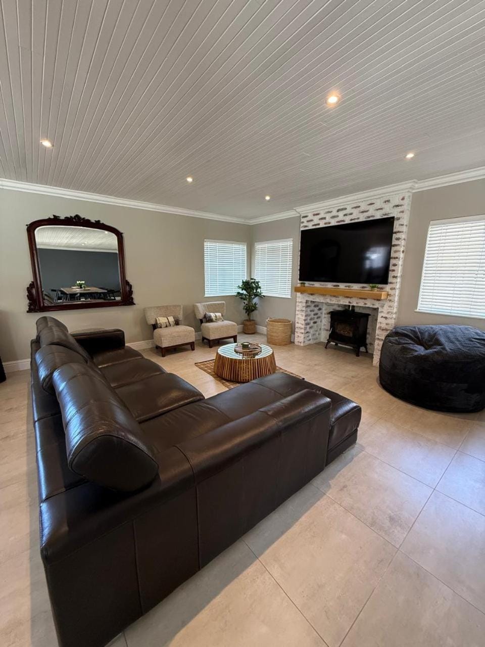 TV and multimedia, Living room, Seating area, Evening entertainment
