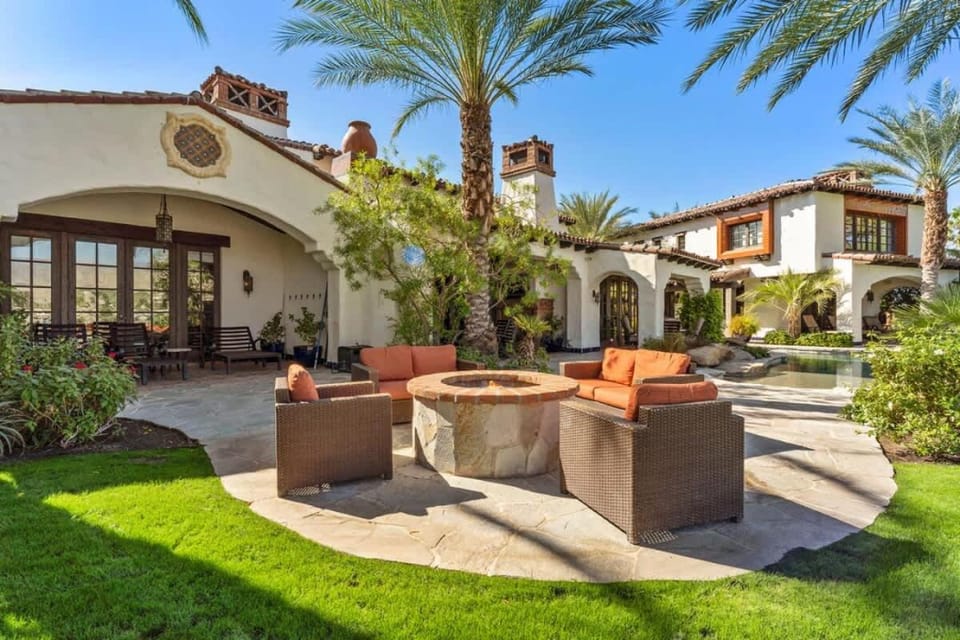 Peaceful Lakefront Villa with Pool and Dock Access House in Indio