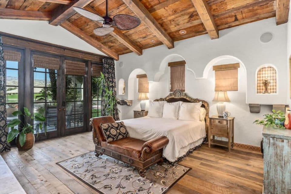 Peaceful Lakefront Villa with Pool and Dock Access House in Indio
