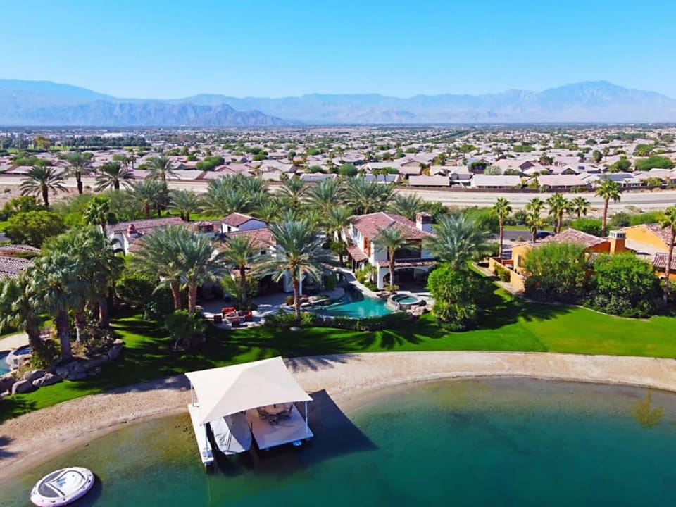 Peaceful Lakefront Villa with Pool and Dock Access House in Indio