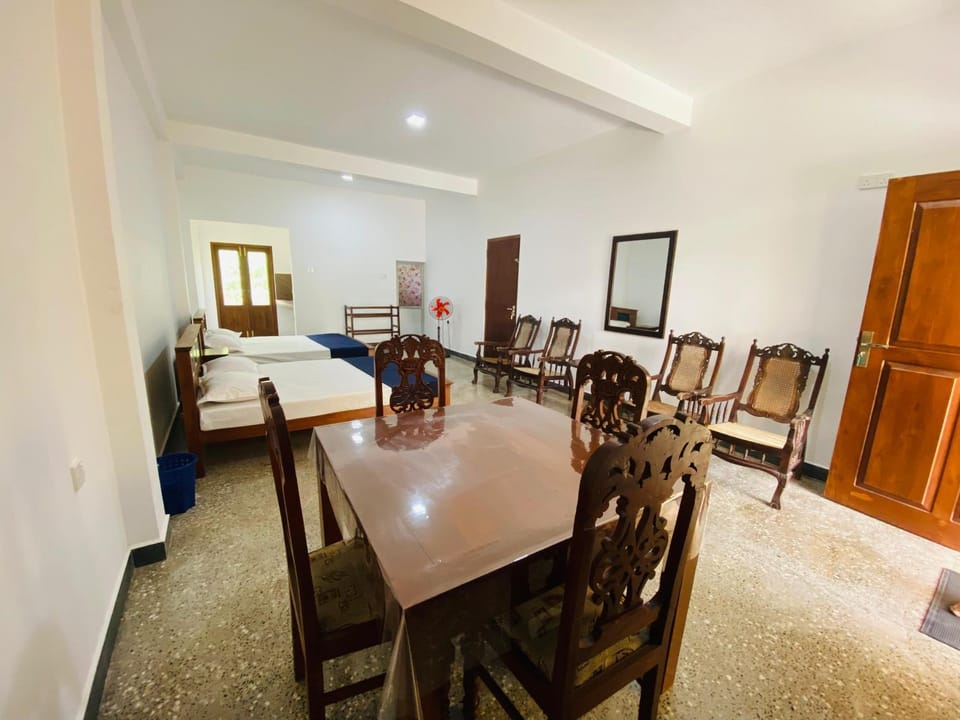Bed, Photo of the whole room, Seating area, Dining area