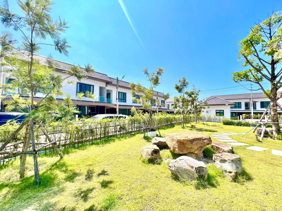Property building, Day, Natural landscape, Garden, Garden view