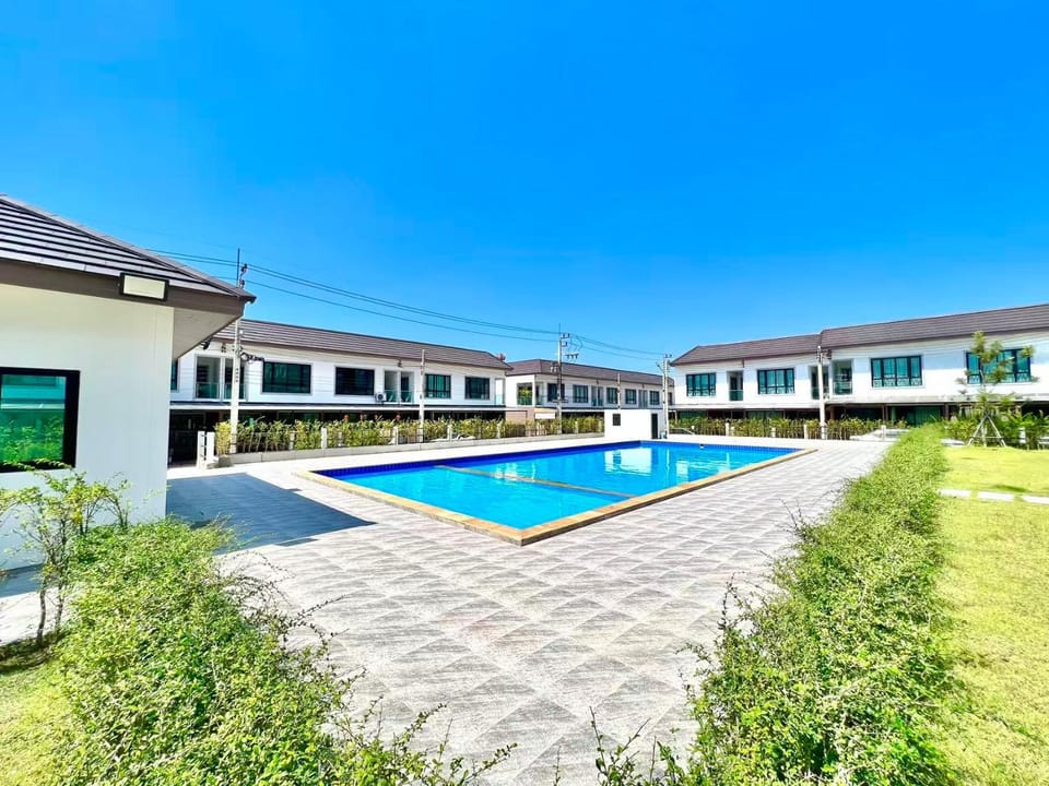 Property building, Day, Pool view, Swimming pool, Swimming pool, Open Air Bath, Public Bath